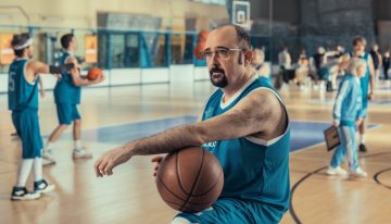 Mañana vuelve a Netflix una de sus mejores series españolas con una última temporada que es una maravilla de humor negrísimo