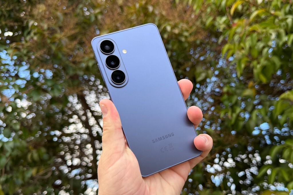 El mejor móvil compacto de Samsung cae de precio (más todavía): llega la mejor oferta del Galaxy S26 