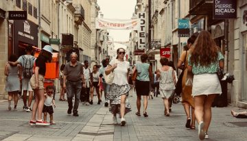 La ciencia lo tiene claro: una camiseta negra te puede dar menos calor que una blanca (si sabes cómo usarla)