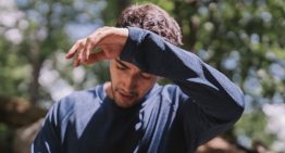 Creemos que estamos cansados por el calor, pero la ciencia apunta a un enemigo silencioso: la destrucción del sueño REM
