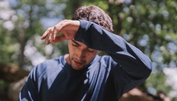 Creemos que estamos cansados por el calor, pero la ciencia apunta a un enemigo silencioso: la destrucción del sueño REM