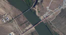 Una discreta construcción ha aparecido en uno de los rincones más remotos del planeta. Y lo más intrigante es que une a Rusia con Corea del Norte