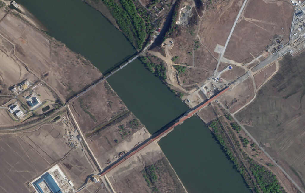Una discreta construcción ha aparecido en uno de los rincones más remotos del planeta. Y lo más intrigante es que une a Rusia con Corea del Norte