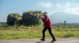Los expertos coinciden: caminar media hora al día por encima de los 60 años es suficiente para reducir alargar la vida