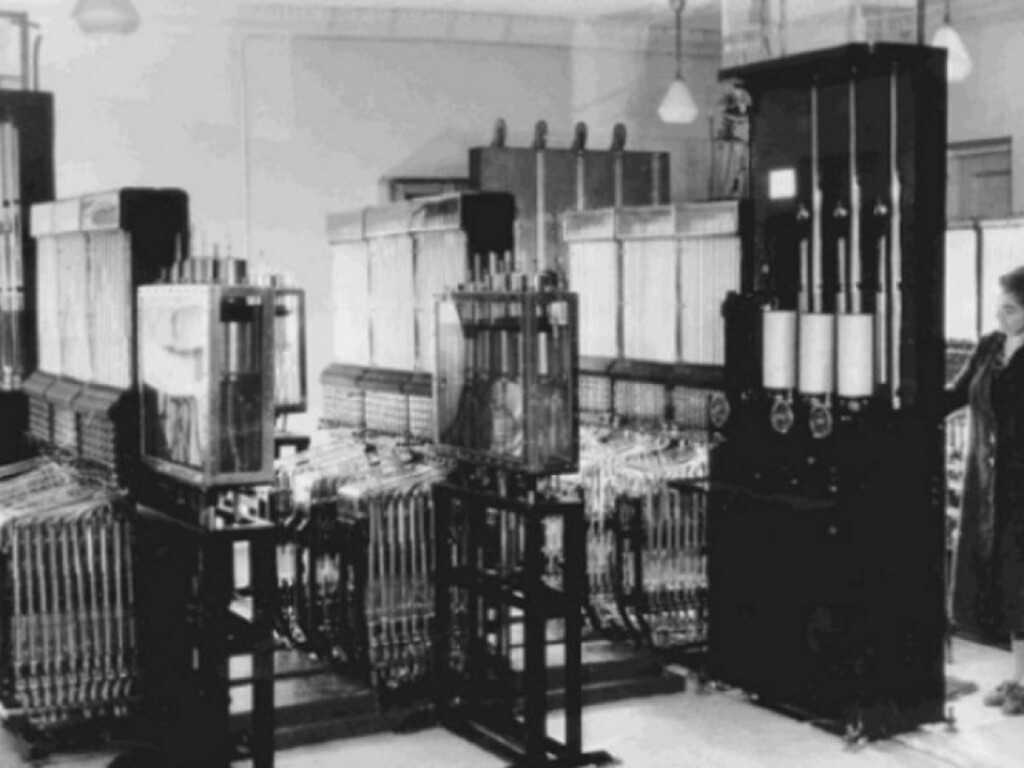 En 1936, un ingeniero soviético creó una de las tecnologías más bizarras de la historia: el ordenador que funcionaba con agua 
