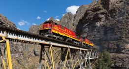 «Colocaré raíles allí donde andan las llamas»: el tren que atraviesa 68 túneles y 55 puentes hasta casi 5.000 metros en los Andes