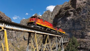 «Colocaré raíles allí donde andan las llamas»: el tren que atraviesa 68 túneles y 55 puentes hasta casi 5.000 metros en los Andes