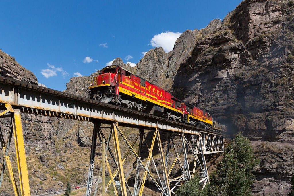 "Colocaré raíles allí donde andan las llamas": el tren que atraviesa 68 túneles y 55 puentes hasta casi 5.000 metros en los Andes 