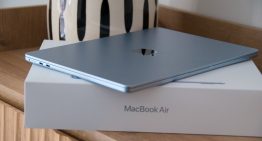 Buscando una funda para MacBook me quedo con esta de TomNoc: no es nada cara y viene hasta con una bolsa aparte para accesorios
