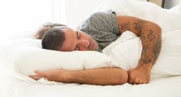 Lo que la psicología dice de las personas que necesitan tener la televisión o un podcast de fondo para dormir