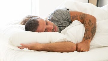 Lo que la psicología dice de las personas que necesitan tener la televisión o un podcast de fondo para dormir