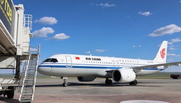 China lleva años construyendo un avión para plantar cara a Airbus y Boeing. El C919 acaba de estrenar su primera ruta internacional