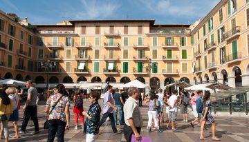 Hartos de tanto turista, a los vecinos de Palma se les ha ocurrido un inusual método para molestarlos: llenar las plazas