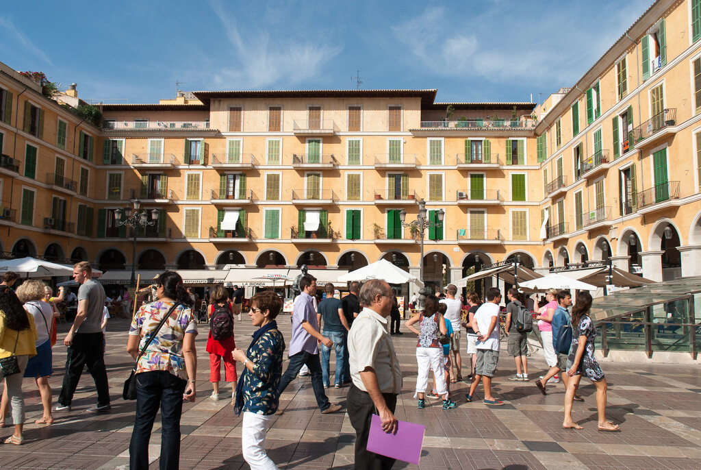 Hartos de tanto turista, a los vecinos de Palma se les ha ocurrido un inusual método para molestarlos: llenar las plazas 