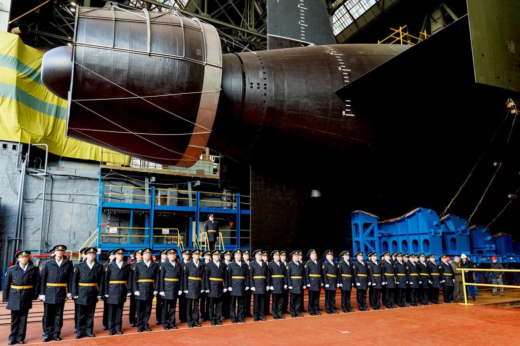 Rusia lleva años agitando el fantasma del torpedo nuclear Poseidón. Ahora ha sacado al mar el submarino capaz de portarlo 