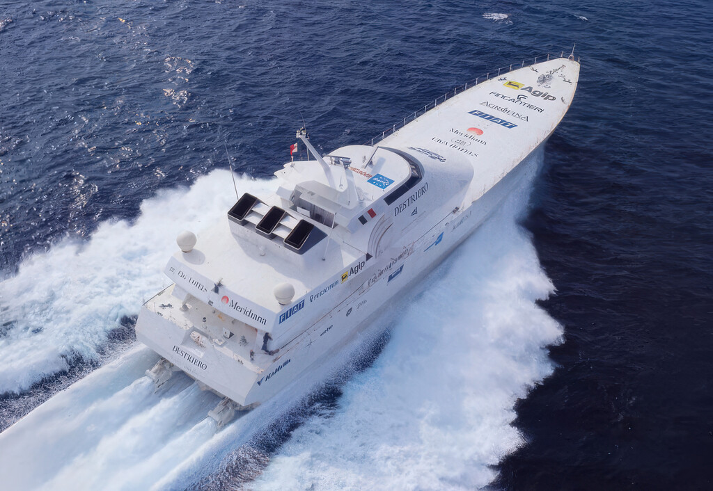 El yate más rápido del mundo tenía tres turbinas, 60.000 CV y una obsesión: cruzar el Atlántico en 58 horas