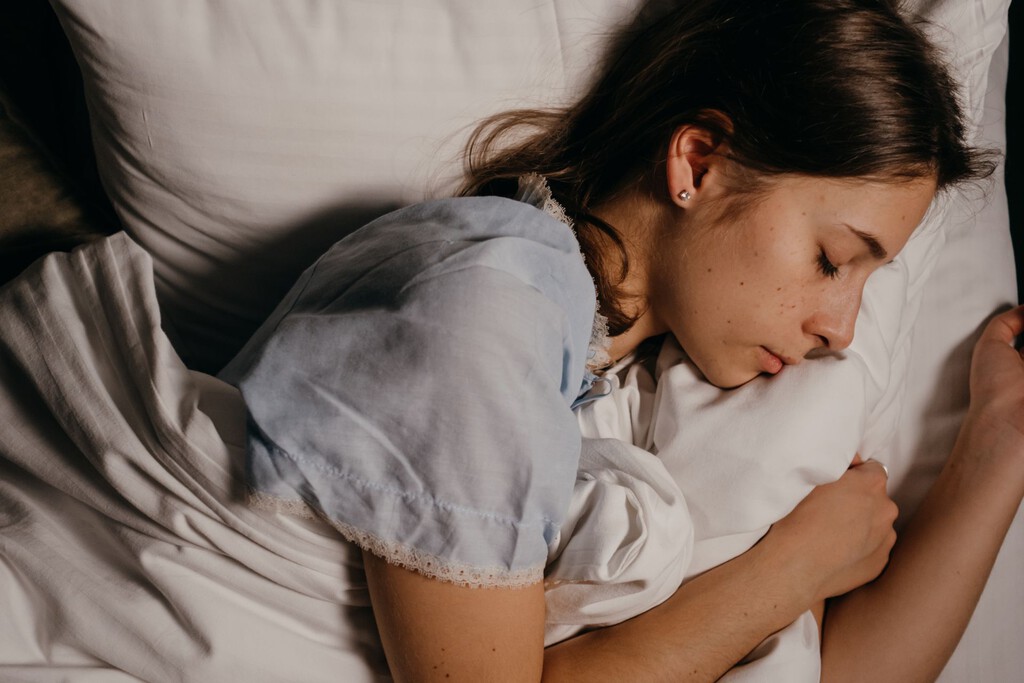 El duelo definitivo contra el insomnio: qué dice la ciencia de la melatonina, el magnesio y por qué mezclarlos no sirve de nada 