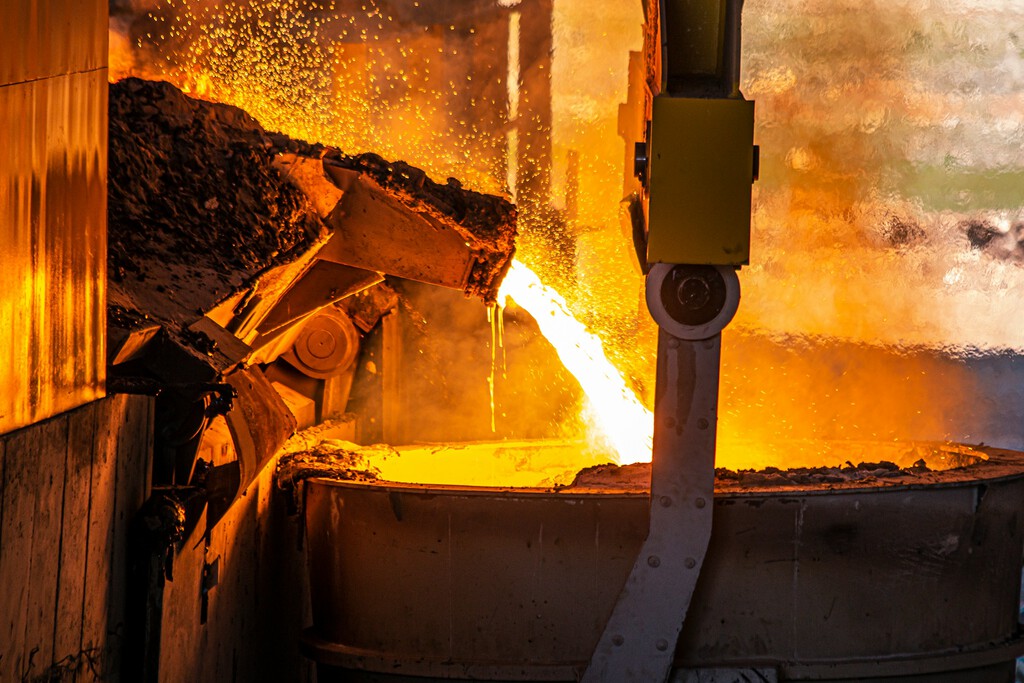 No hay aleación de metal capaz de soportar carga a más de 
 2.400 ºC sin ceder. China acaba de decir "sujétame el cubata" 