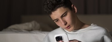 Los adolescentes ya no fuman, beben, se drogan o tienen mucho sexo entre ellos: ahora simplemente miran el móvil