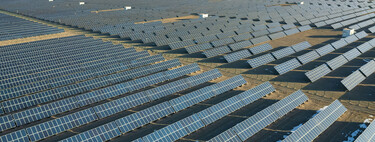 China fabricó en un año más paneles solares de los que el planeta puede absorber. Ahora el mercado se está devorando a sí mismo