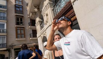 Eclipse del 12 de agosto: ¿te pueden descontar del sueldo si tu empresa te deja salir antes para verlo?