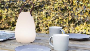 Sin cables ni instalaciones: esta lámpara ilumina terrazas y jardines con hasta 8 colores distintos