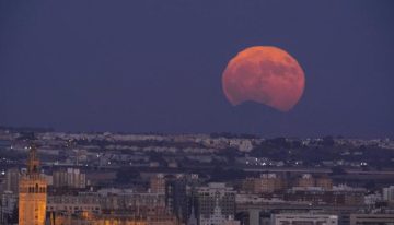 ¿Cuándo hay Luna llena en agosto 2026 y por qué se llama del esturión?