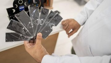 ¿Cómo conseguir gratis en Barcelona las gafas para ver el eclipse solar del 12 de agosto? Estos son los puntos donde puedes recogerlas