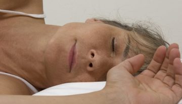 Adiós a la tensión cervical y los ronquidos: la almohada ergonómica de mariposa para volver a dormir del tirón