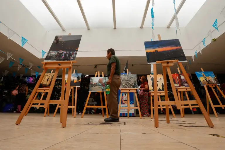 Felifer acerca el arte a los queretanos con exposiciones itinerantes en tianguis y mercados