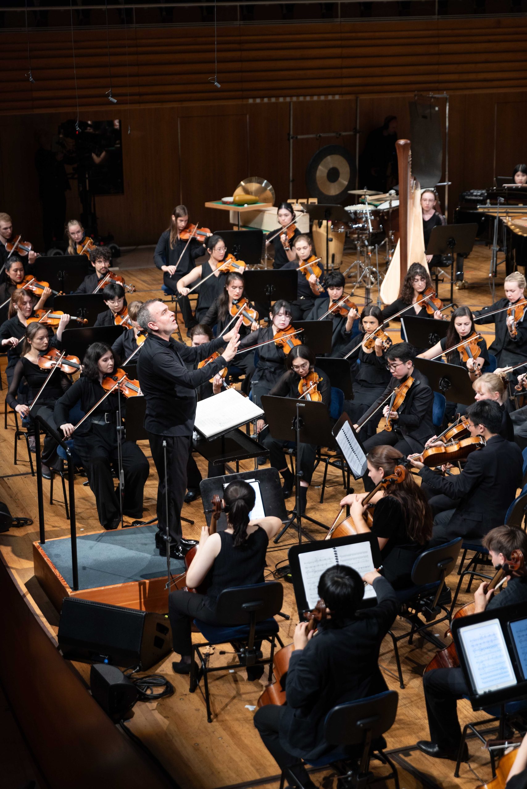 Jörg Widmann dirige a la Orquesta Contemporánea del Festival de Lucerna durante la primera parte de ‘Tutuguri’.