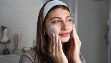 El gel limpiador que renueva la piel post‑verano: exfolia, unifica y combate manchas