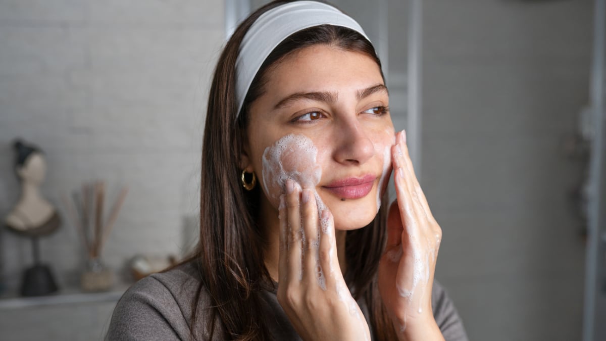 Este gel limpiador antimanchas exfolia suavemente el rostro y deja un aspecto más unificado y luminoso. 