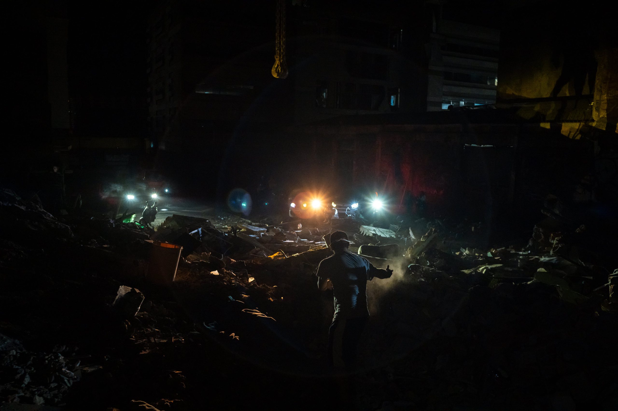 Los voluntarios trabajan con autoridades y rescatistas en las labores de rescate de edificios colapsados en Pereira.