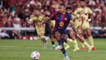 Raphinha sobrevive a la canícula y el Barcelona se lleva el Gamper