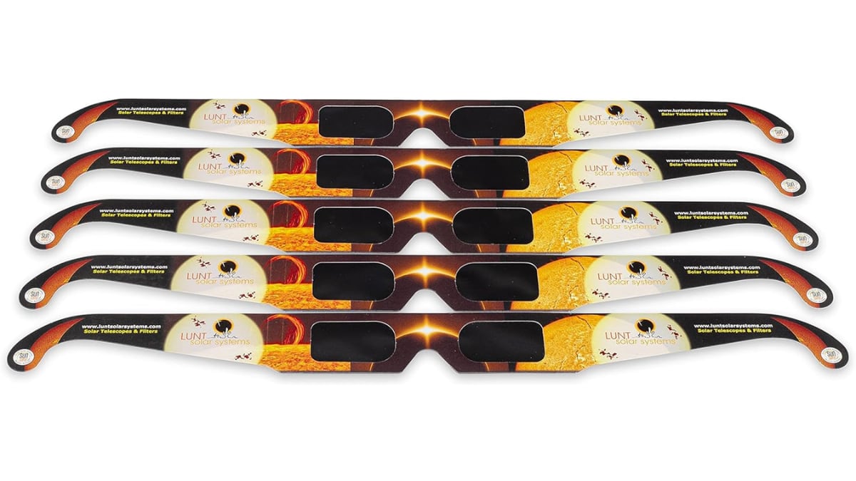 El paquete incluye cinco gafas para ver el eclipse solar.