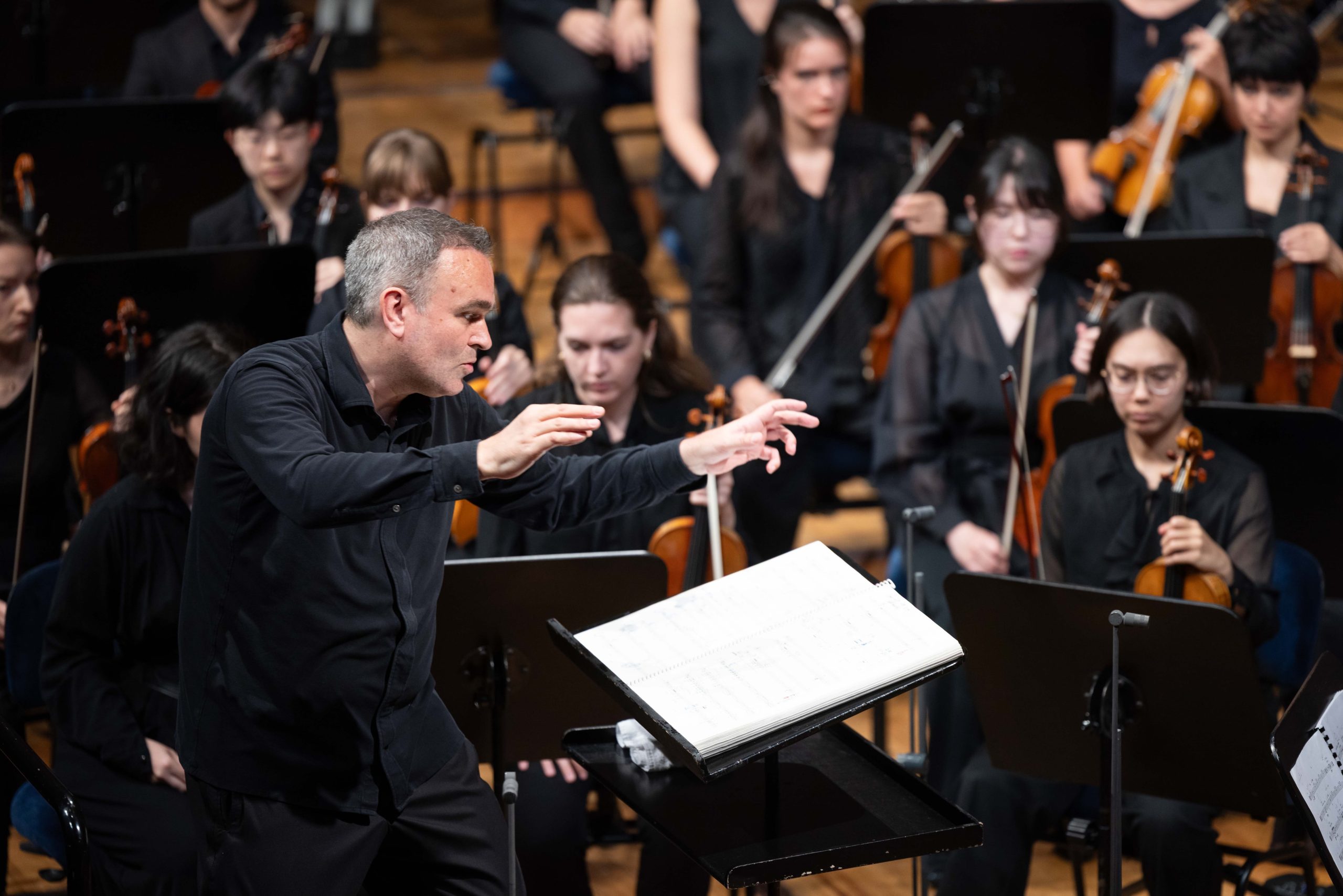Jörg Widmann dirige el comienzo de ‘Tutuguri’, de Wolgang Rihm, en el KKL de Lucerna.
