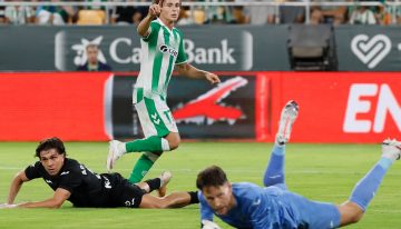 El golpeo de Riquelme y un gran Valles impulsan al Betis ante la Real Sociedad