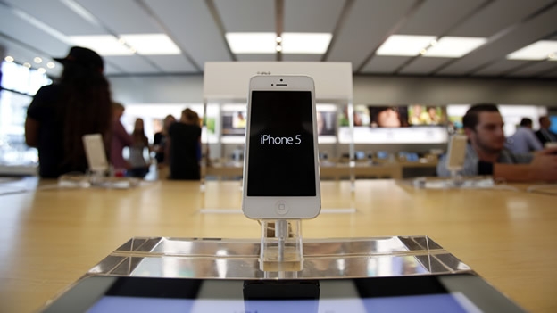 CDATA[
Los teléfonos Android utilizaban principalmente micro-USB como su cargador, mientras Apple mantenía su propio conector Lightning en los iPhone . Hoy, no importa la marca, el USB-C se ha convertido en el cargador más común en los celulares nuevos y distintos dispositivos. El cambio no ocurrió de un día para otro, el USB-C comenzó a ganar terreno por sus ventajas técnicas frente a conectores anteriores, pero también por la presión de los consumidores, la adopción de la industria y, finalmente, una decisión regulatoria de la Unión Europea que aceleró su llegada a más dispositivos.
Del micro-USB al USB-C
![