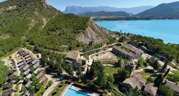 El pueblo del Pirineo que el franquismo sumergió y un grupo de sindicalistas reconvirtió en un paraíso vacacional, barato y lleno de lujos