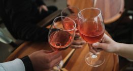 Creíamos que el vino protegía nuestra salud. El problema es que quizá confundíamos la copa con la compañía