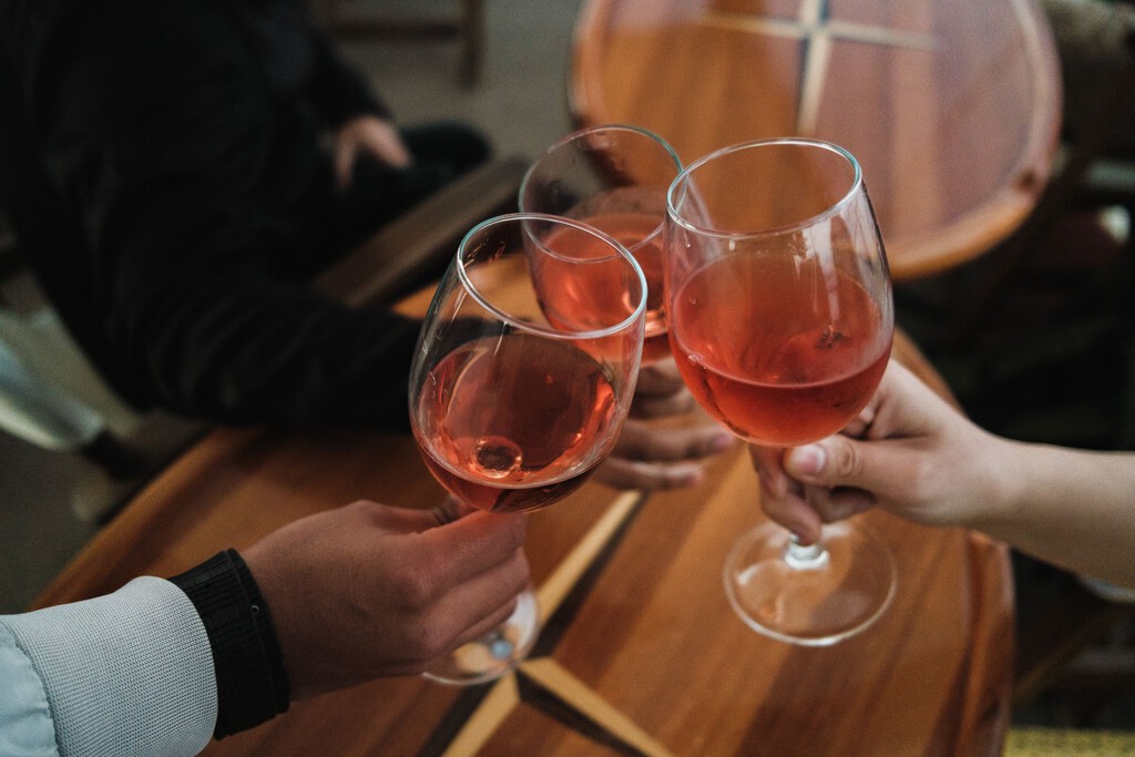 Creíamos que el vino protegía nuestra salud. El problema es que quizá confundíamos la copa con la compañía 