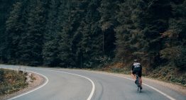 El Gobierno lo ha confirmado: tendrás que reducir la velocidad 20 km/h para adelantar un ciclista. Como mínimo