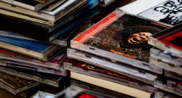 Los jóvenes están volviendo a comprar CDs. Hay un pequeño detalle: la mitad ni siquiera tiene reproductor
