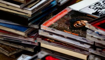 Los jóvenes están volviendo a comprar CDs. Hay un pequeño detalle: la mitad ni siquiera tiene reproductor