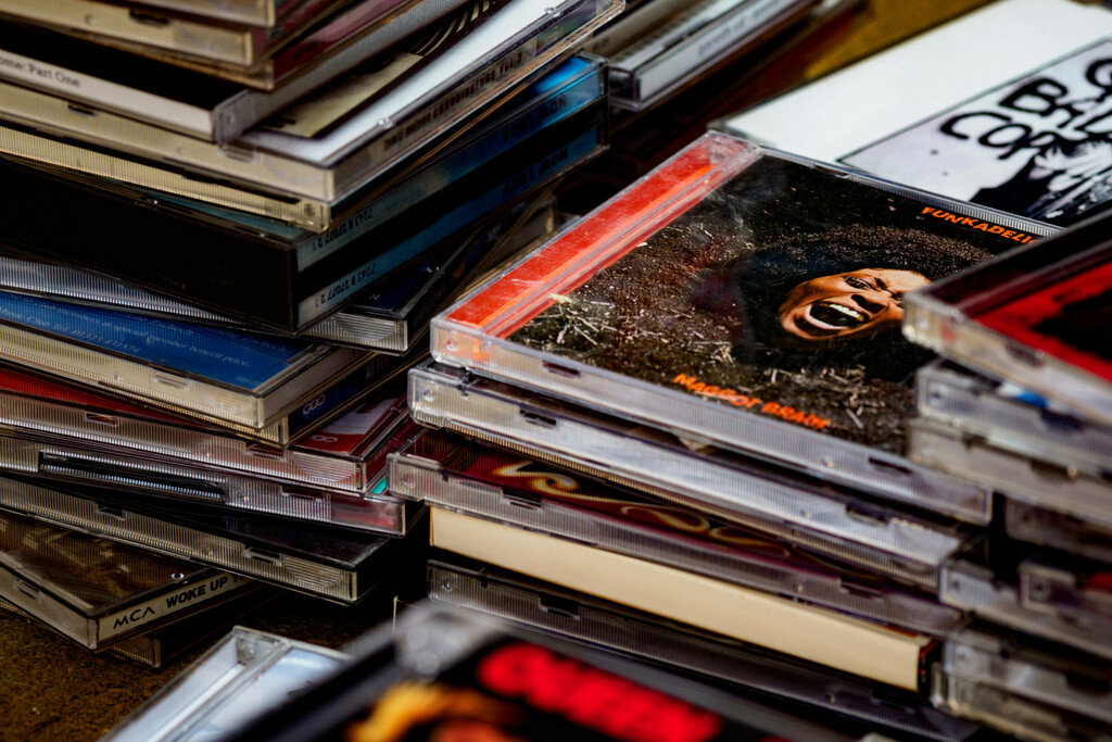 Los jóvenes están volviendo a comprar CDs. Hay un pequeño detalle: la mitad ni siquiera tiene reproductor 