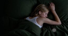 Fitnexa ha atacado uno de los problemas más humanos de los auriculares: poder dormir de lado sin clavártelos