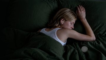 Fitnexa ha atacado uno de los problemas más humanos de los auriculares: poder dormir de lado sin clavártelos