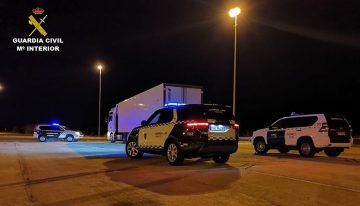 La Guardia Civil descubre cómo un camionero canario perdió todos los puntos del carné y siguió conduciendo durante años