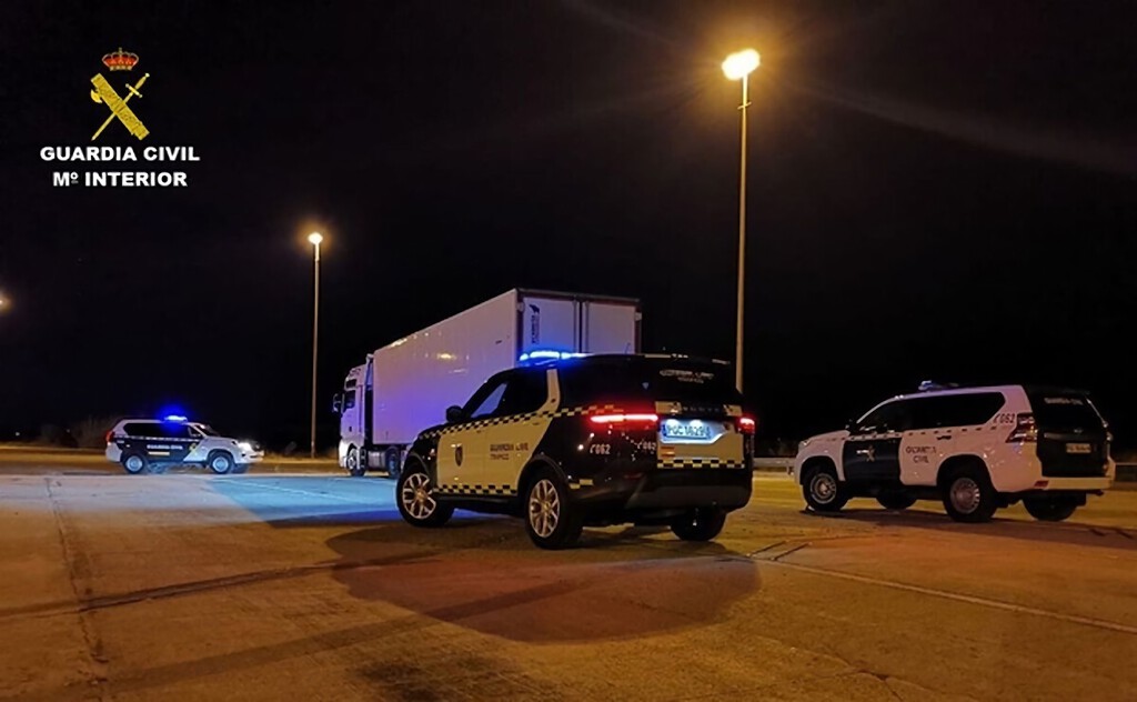 La Guardia Civil descubre cómo un camionero canario perdió todos los puntos del carné y siguió conduciendo durante años